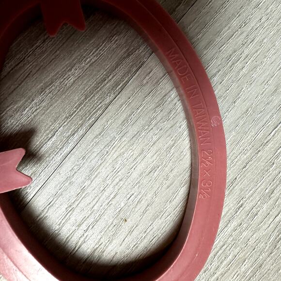 Lot of 2 Plastic Vintage Embroidery Hoops Pink Oval 2.5" x 3.5" Taiwan - Picture 3 of 6